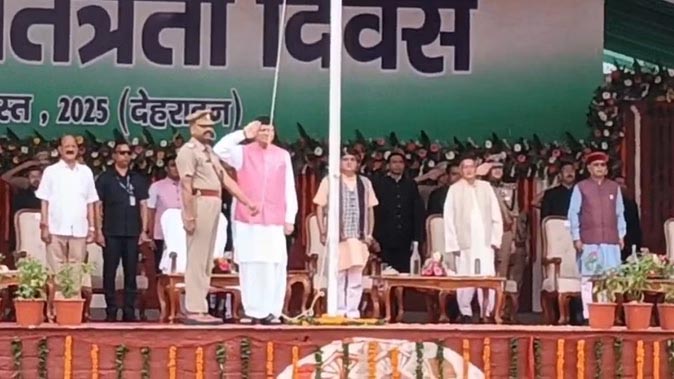सीएम धामी ने स्वतंत्रता संग्राम सेनानियों के परिजनों को किया सम्मानित