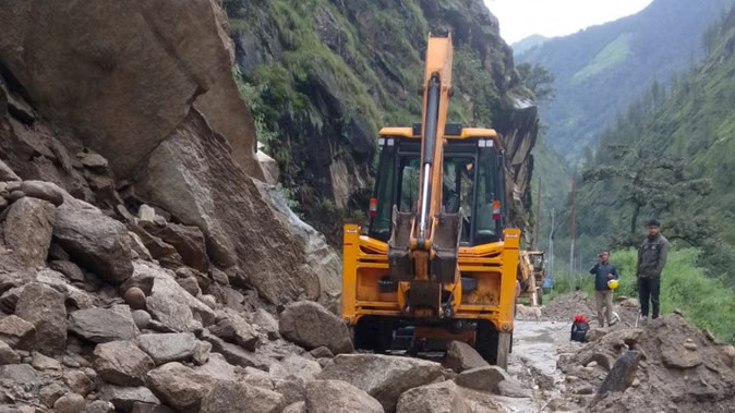 भूस्खलन से यमुनोत्री-गंगोत्री हाईवे बाधित, प्रशासन ने की अपील-मौसम देखकर ही करें यात्रा